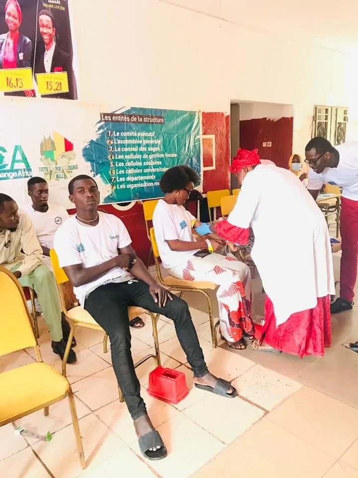 Prélèvement lors d’une journée de don de sang organisée par Youth For Change – Mali