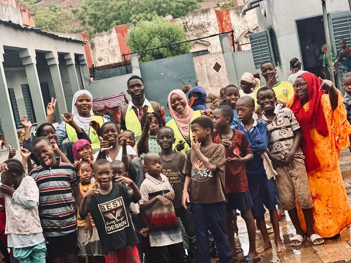 Enfants et jeunes rencontrés lors d’un don à l’orphelinat de Niabère
