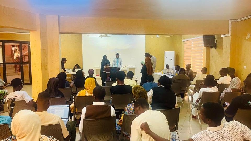 Salle de participants assistant à une présentation devant un pupitre lors d’une activité de Youth For Change – Mali