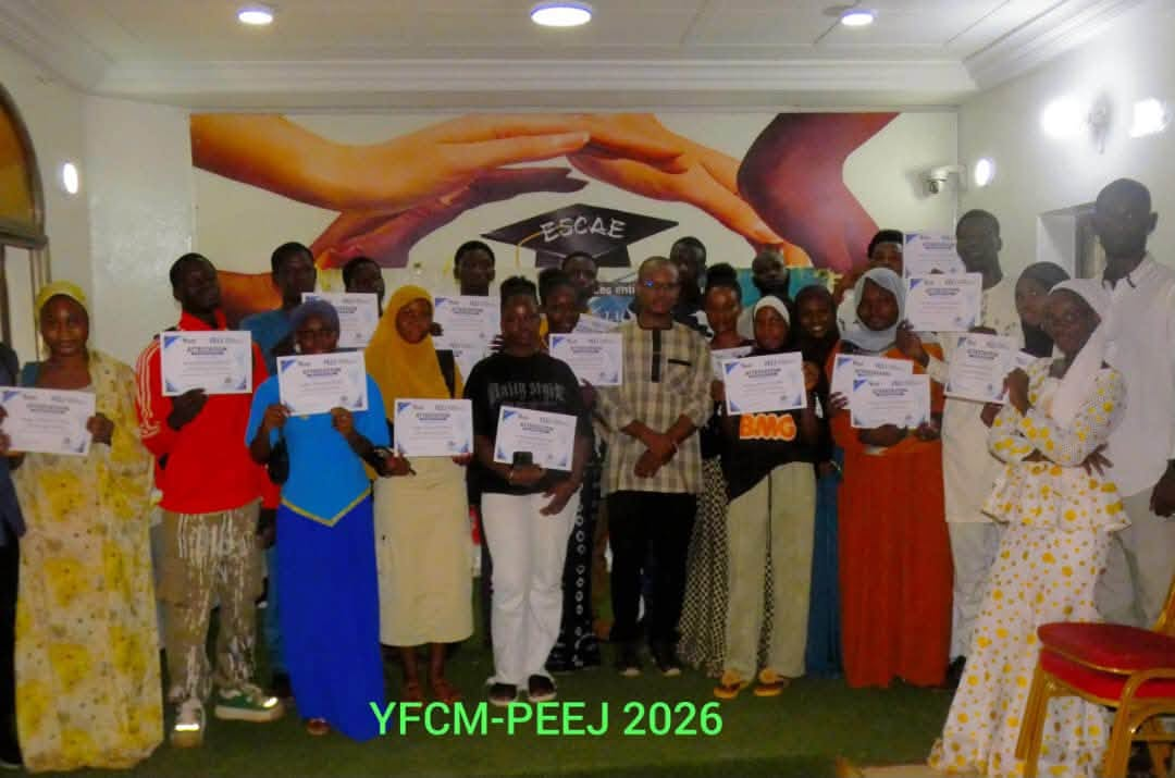 Groupe de jeunes tenant leurs attestations de formation lors d’une session du programme PEEJ en 2026