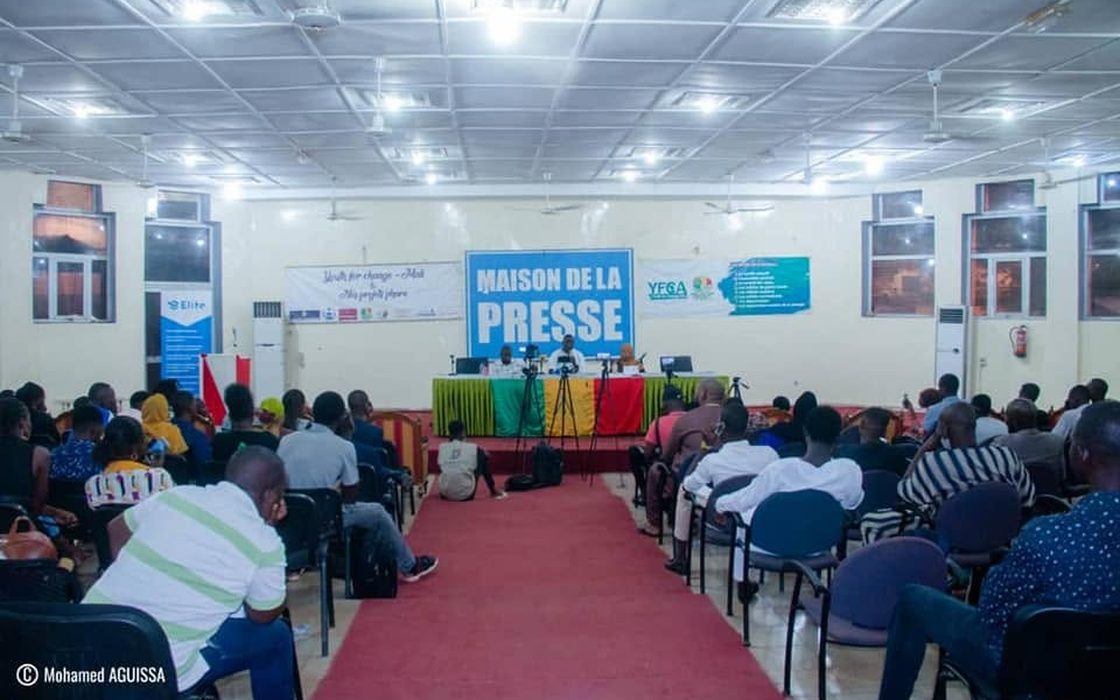 Conférence de Youth For Change – Mali à la Maison de la Presse : trois intervenants derrière la table face à une salle de participants
