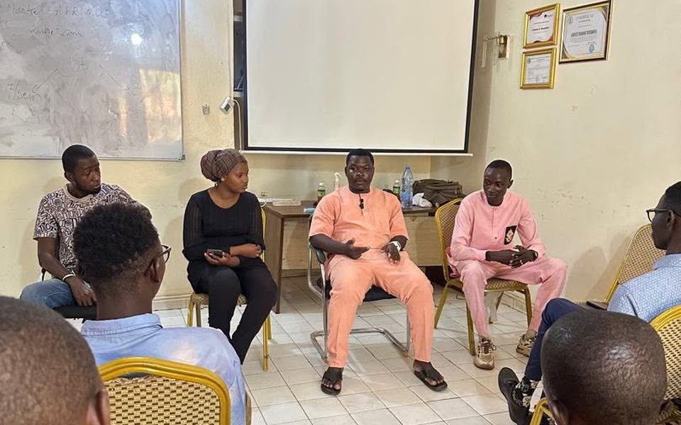 Un formateur échange avec un cercle de jeunes participants lors d’une session de formation de Youth For Change – Mali