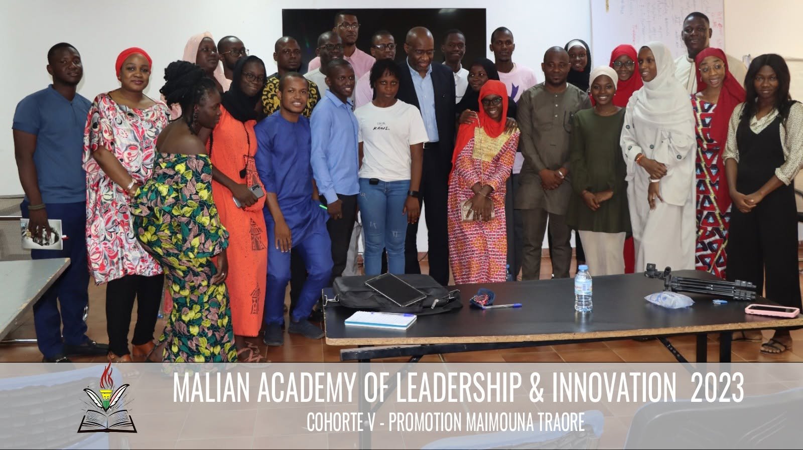 Groupe de vingt participants de la Malian Academy of Leadership and Innovation 2023, cohorte V – promotion Maïmouna Traoré, posant derrière une table